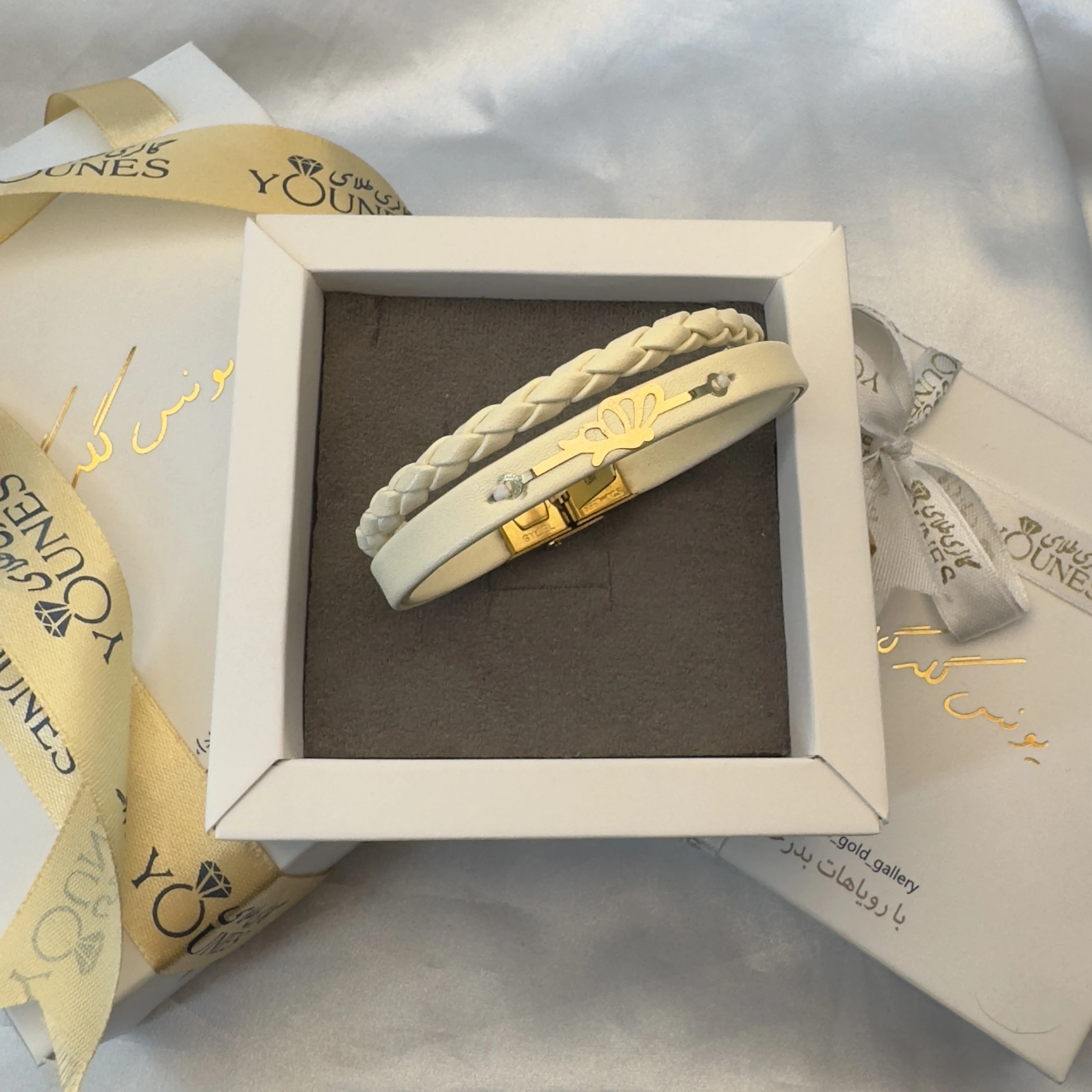 تصویر دوم دستبند طلا زنانه چرم شاپرک